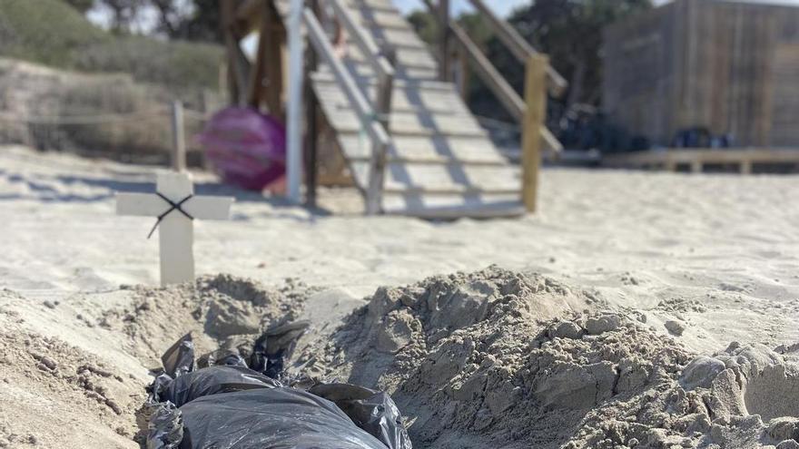 The symbolic tombs with which the lifeguards of Sant Josep protest against their conditions