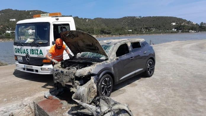 Removed a car that fell into one of the channels of ses Salines in Ibiza