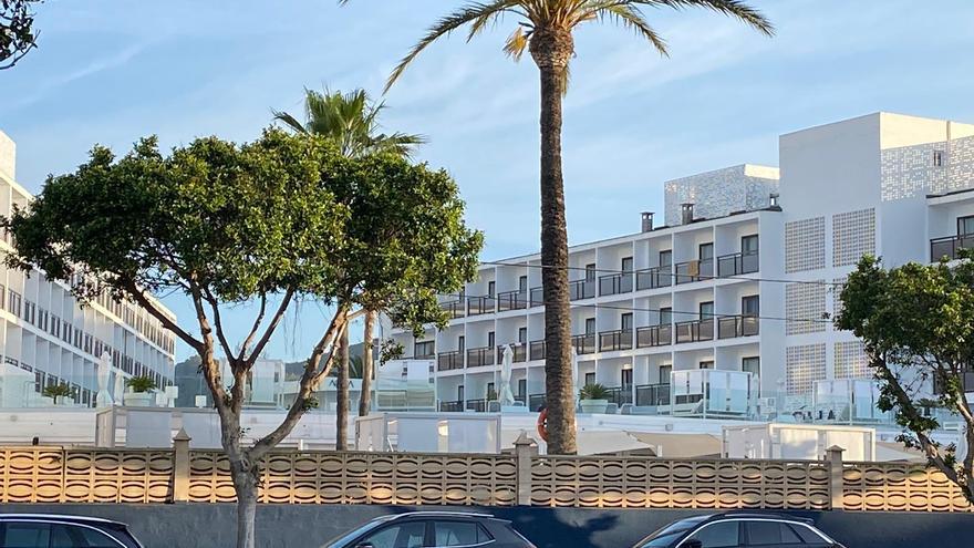 23-year-old tourist in serious condition after falling from the fourth floor of a hotel in Ibiza