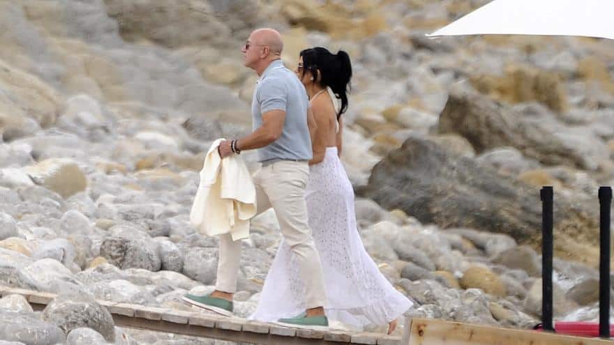JEFF BEZOS IN IBIZA | Jeff Bezos, the world’s richest man, lands on a beach in Ibiza