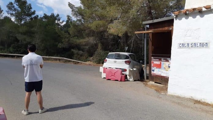 The access control to Cala Salada and Cala Saladeta begins