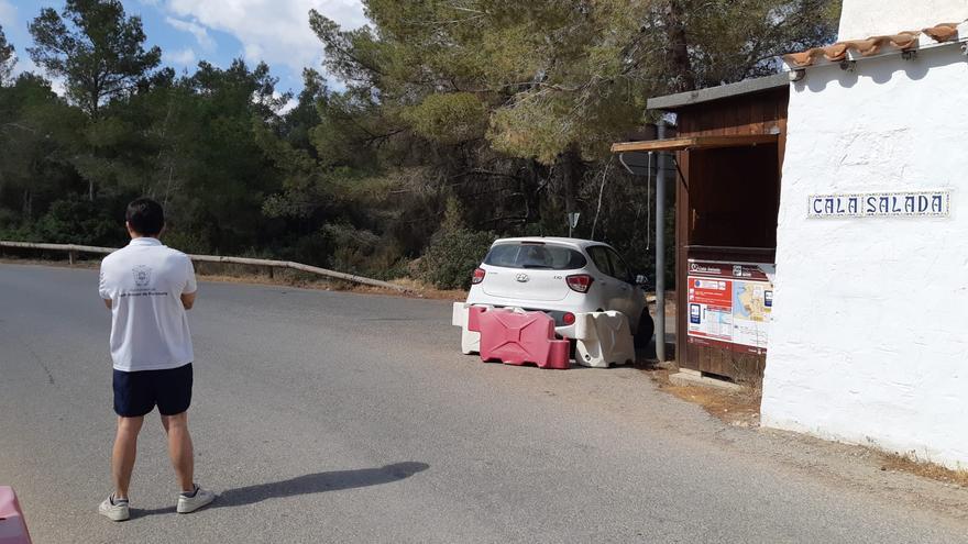 The access control to Cala Salada and Cala Saladeta begins