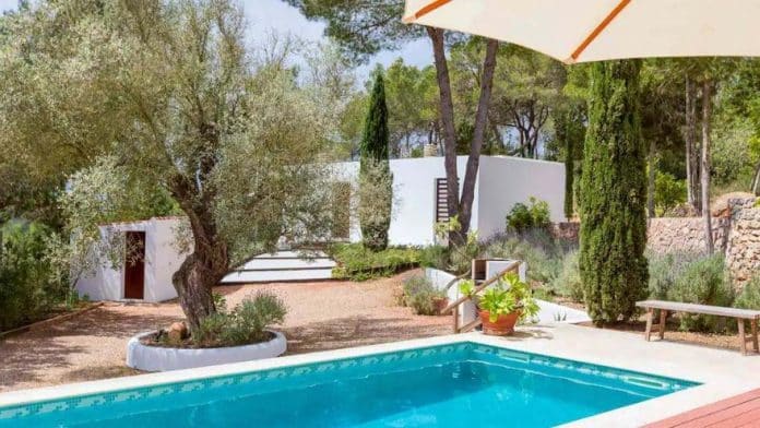 9702f0ee-f8a7-4dec-a2a2-267d04c7ae09_16-9-aspect-ratio_default_0.jpg Between the shack and the deluxe mini-home