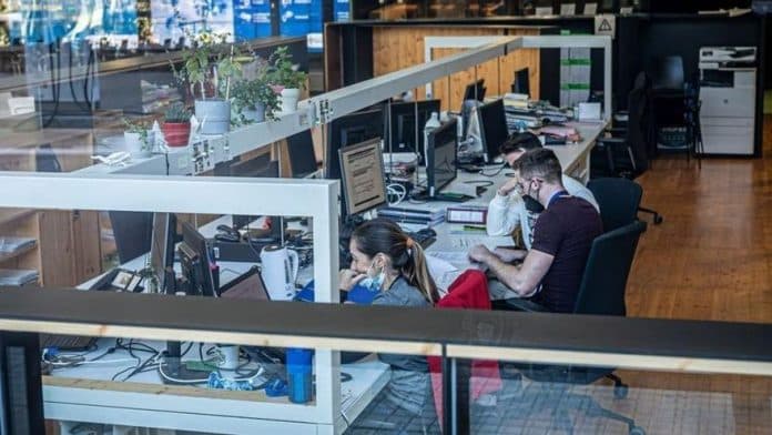 541856ff-20b9-45ca-b944-f5990dce97cf_16-9-aspect-ratio_default_0.jpg The Government processes the aid for companies that reduce the weekly working day to four days