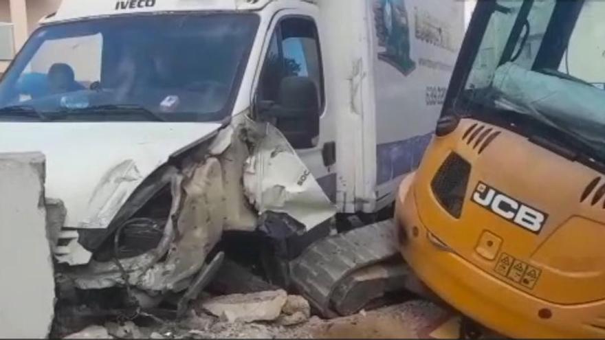 An out-of-control truck crashes into a bulldozer in Jesús