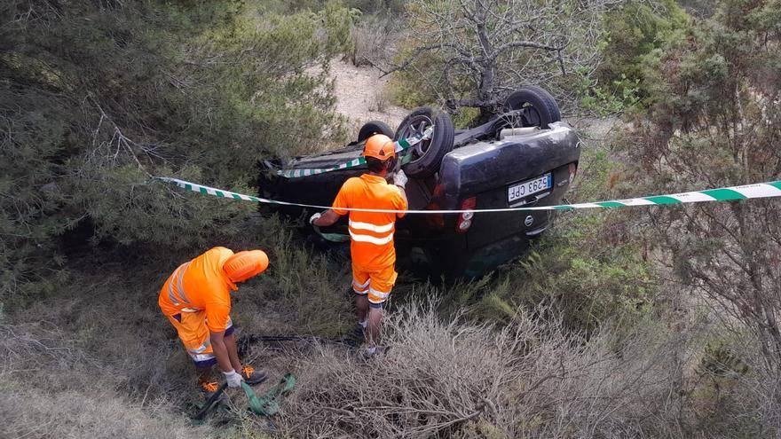 A car overturns after skidding off the road from Jesús to Cala Llonga