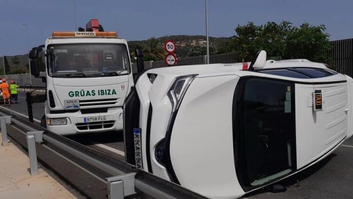 b6966fa9-fa55-4ac7-a590-578a0c8457a0_16-9-aspect-ratio_default_0.jpg A cab travels thirty meters over a guardrail and overturns on a road in Ibiza