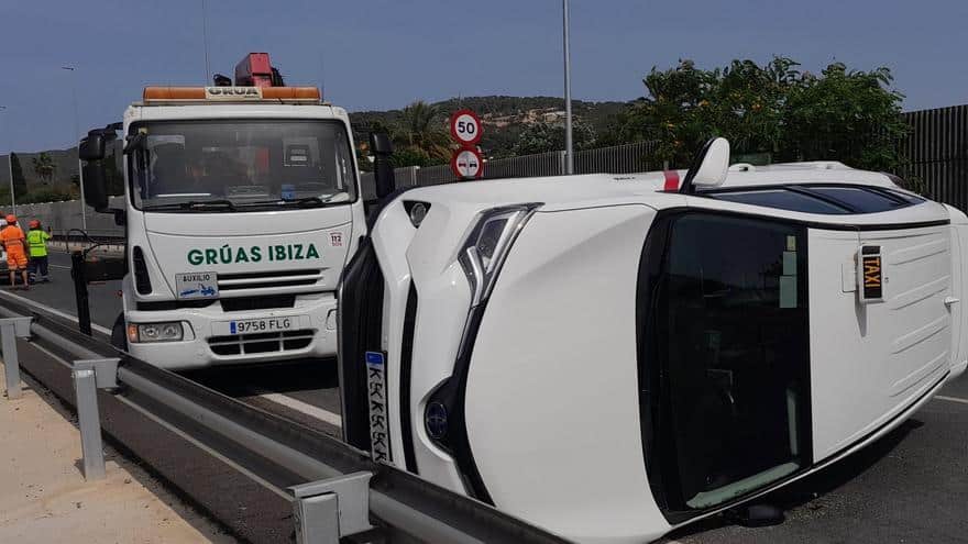A cab travels thirty meters over a guardrail and overturns on a road in Ibiza