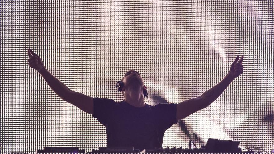 Calvin Harris, the richest dj in the world, who now lives in Ibiza, sells his Beverly Hills home