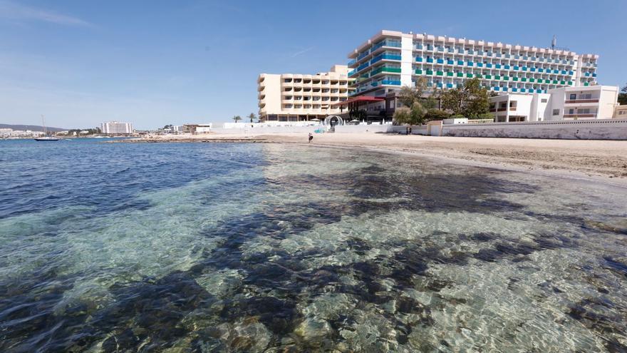 An awning saves the life of a young tourist after falling from a second floor at a hotel in Sant Antoni