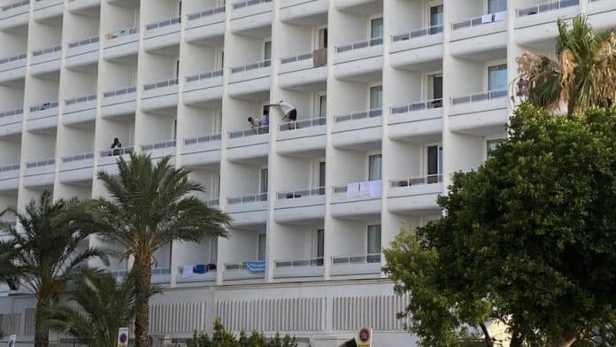 9343b755-62c2-4ba0-9d6d-29f01446e560_16-9-aspect-ratio_default_0.jpg ‘Balconing’ in Ibiza: “It’s not the first one we see going from one terrace to another, a disgrace could have happened”.