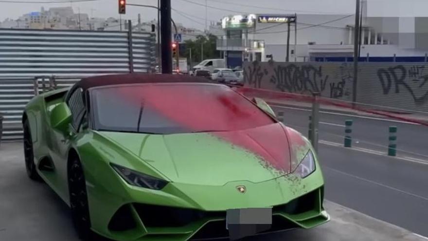 New act of vandalism by Futuro Vegetal in Ibiza: They cover a Lamborghini with paint