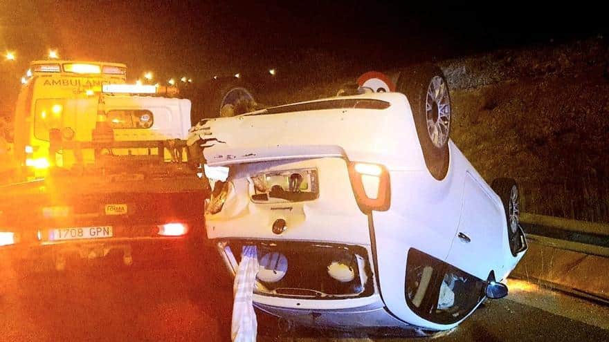 Several injured after a Maserati hits a Fiat 500 on the airport freeway
