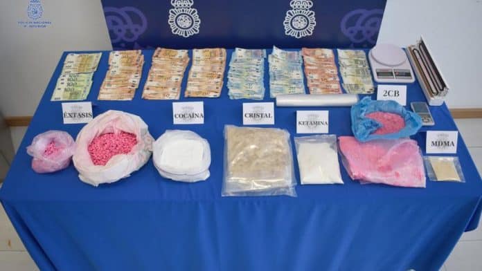 Arrested with more than two kilos of drugs and covered with blood on the landing of a building in Ibiza