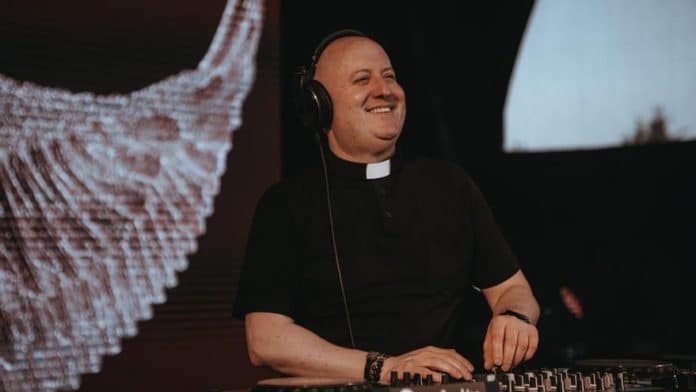 Father Guilherme, the WYD DJ priest: “I would love to play in Ibiza nightclubs”.