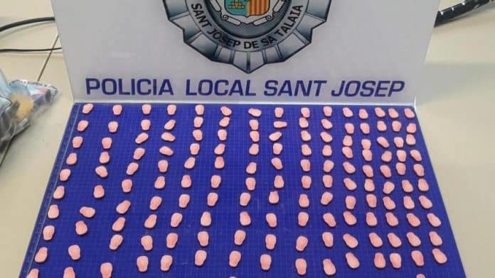 He hides 175 ecstasy pills in a bush when he sees the local police in Cala de Bou