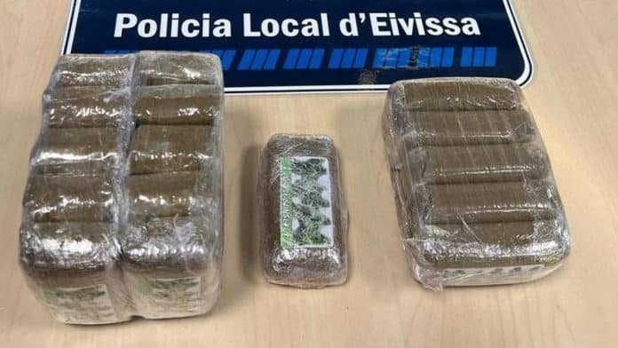 6cbf91ba-e6fc-432d-98b8-47eb95502782_16-9-aspect-ratio_default_1242094.jpg Flees from Ibiza police on motorcycle and throws backpack with 1.6 kilos of marijuana
