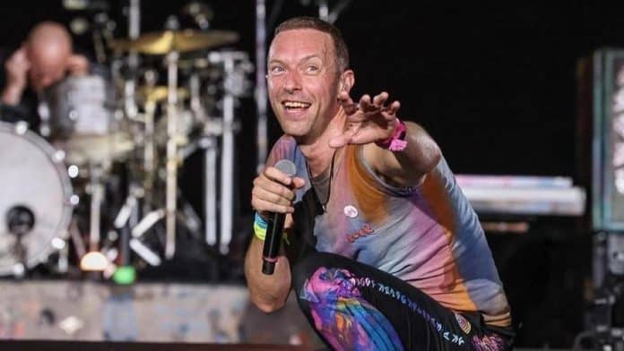 Chris Martin enjoys with his son in Ibiza