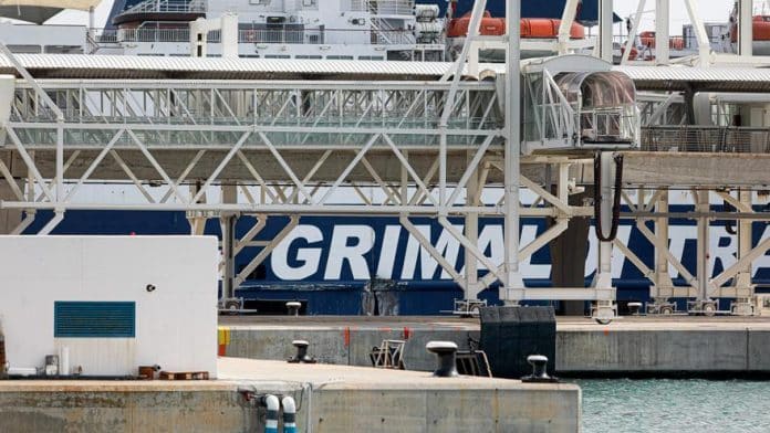 A passenger ferry crashes against a dock in the port of Ibiza due to strong winds