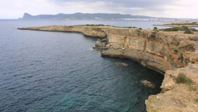 966a63bd-0dd6-46c2-92a8-ce635f3c86c4_16-9-aspect-ratio_default_0.jpg A man stabs a couple in bed in an Ibiza villa and later appears drowned