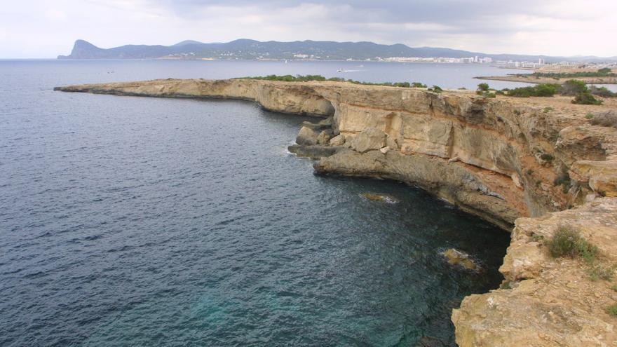A man stabs a couple in bed in an Ibiza villa and later appears drowned