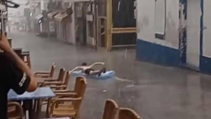 97ed3ff4-fa1f-49d2-a072-64729f437a39_16-9-aspect-ratio_default_0.jpg A street in Sant Antoni becomes a slide after the passage of the storm ‘Betty’.