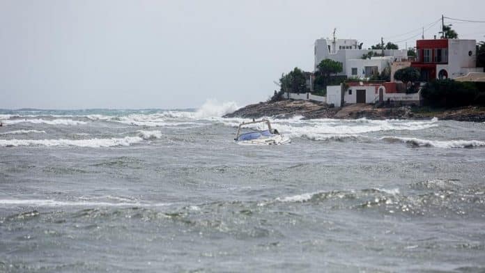Boats stranded and beaches flooded by the storm in Ibiza