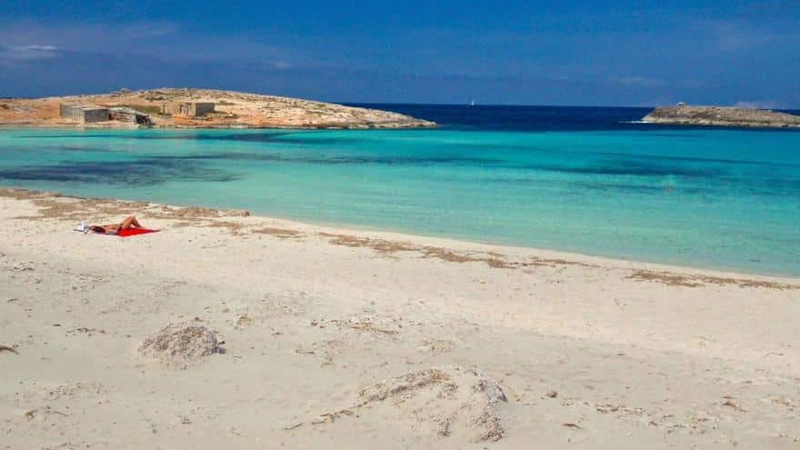 The storm empties ses Illetes in the middle of summer