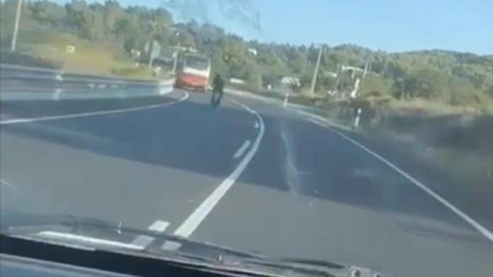 ba31f139-2545-49fb-8c45-e910ccf74bab_16-9-aspect-ratio_default_0.jpg A motorcyclist driving recklessly crashes into a truck on the Sant Josep road