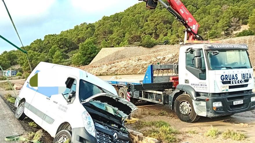A delivery van loses control and falls into the Ses Salines canal