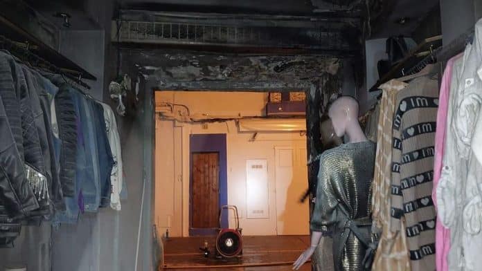 82215ed9-d930-4b9f-acde-c39c31b1e045_16-9-aspect-ratio_default_0.jpg A fire destroys the window of a clothing store in the Marina