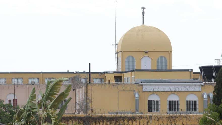 Two armed hooded men try to free a prisoner in the center of Ibiza