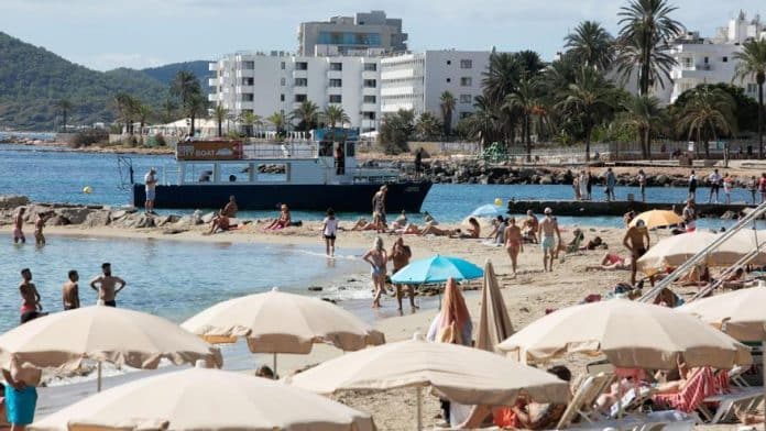 052b33f3-5571-43e0-bf3b-ef7ac1eac899_16-9-aspect-ratio_default_0.jpg what will the weather be like during the Pilar long weekend in Ibiza and Formentera?