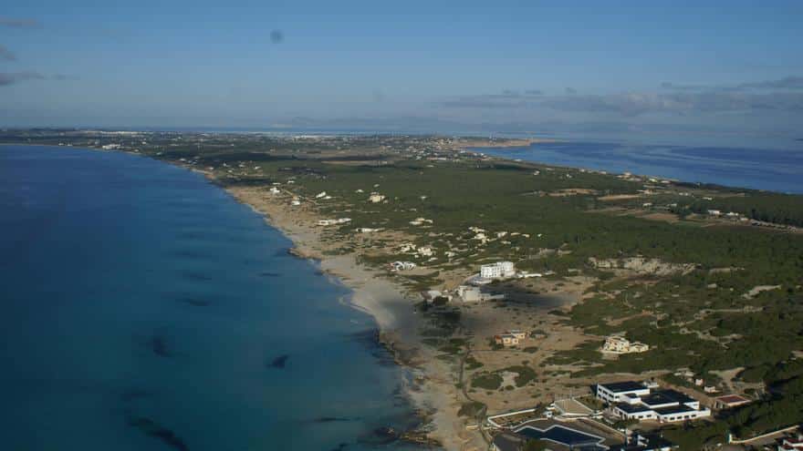 A lifeless body appears on a beach in Formentera