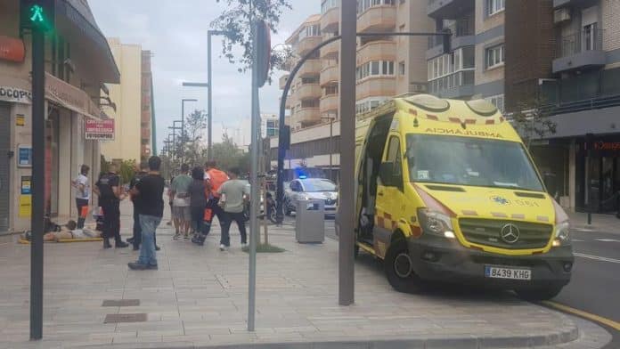 3c08c18c-1306-4b4e-a7c3-1401fb6c7e87_16-9-aspect-ratio_default_0.jpg A man was injured when an awning ripped off by the wind fell on him in the center of Ibiza
