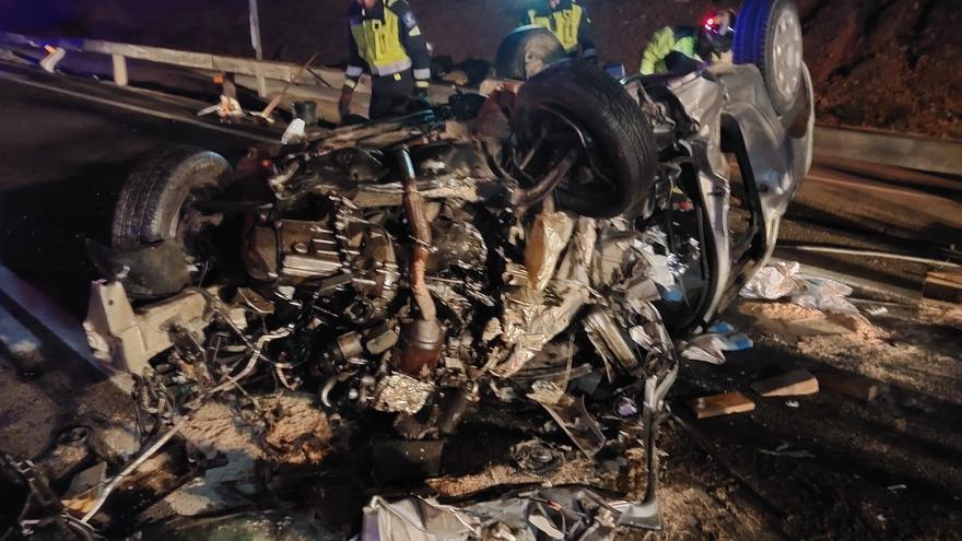 Two seriously injured and one slightly injured in a head-on accident between two cars on the road between Santa Gertrudis and Sant Miquel