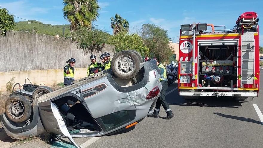 The driver freed from his vehicle after a rollover in Ibiza is in less serious condition
