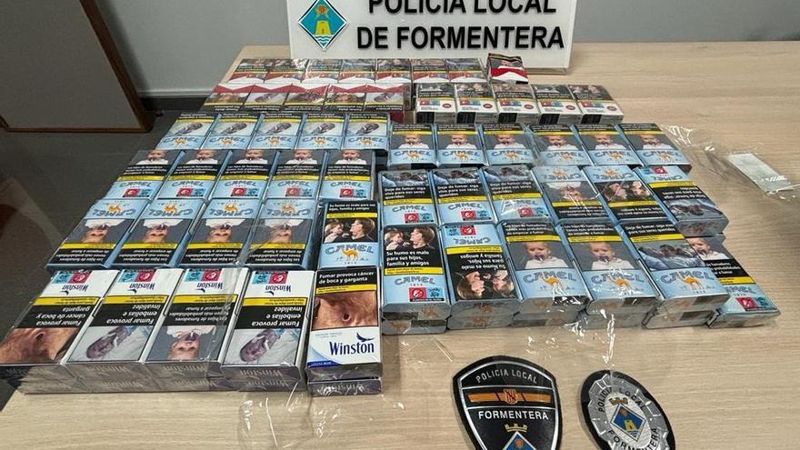 Two men arrested in Formentera who robbed a tobacconist and sold the cartons on the street