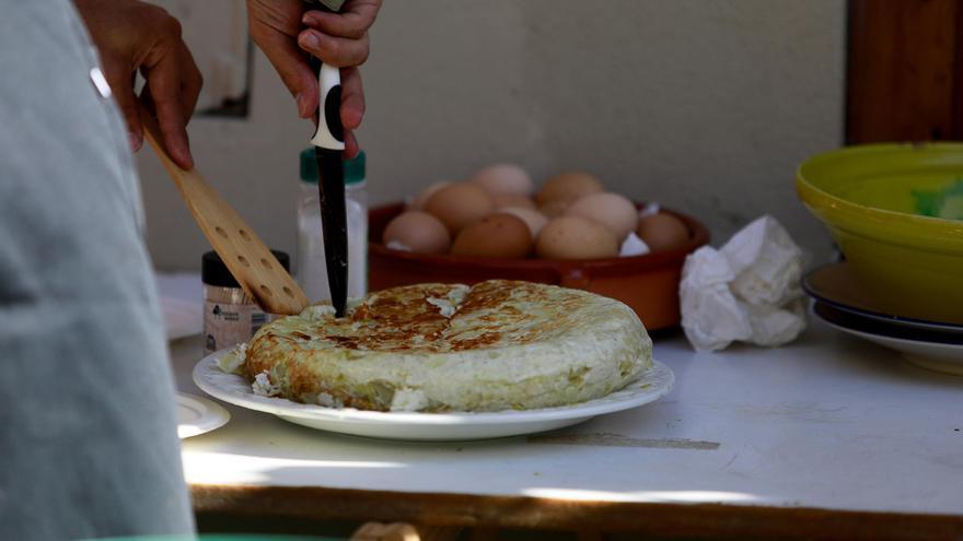Els Truitons cook the best omelette in Ibiza