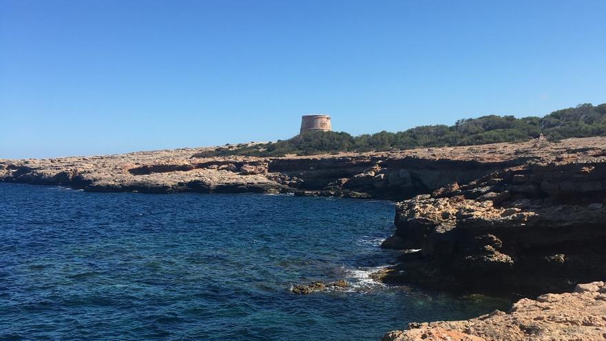 Firefighters rescue a dog trapped in a car in Ibiza