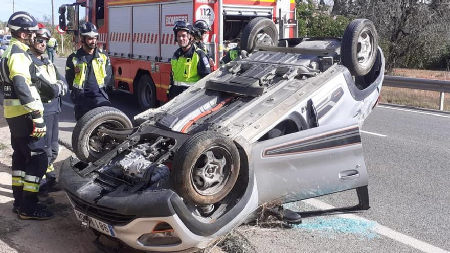 Firefighters excarcelan a driver after overturning with his car in Ibiza