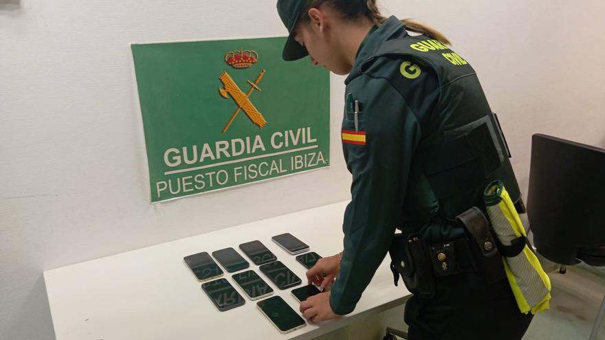 Woman caught at Ibiza airport with several stolen cell phones arrested