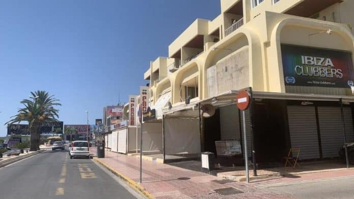 A British youtuber shows in his networks the reality of Platja d’en Bossa in winter: “There is not much open”.