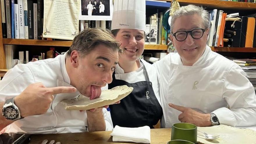 Jordi Roca rejoices with the dessert of an Ibiza pastry chef