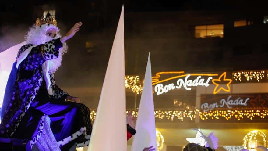 A show of acrobatics will welcome the Three Wise Men in the port of Sant Antoni