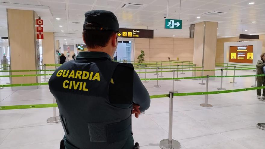 A man steals a 10,000 euro watch from a tray at the baggage checkpoint at Ibiza airport