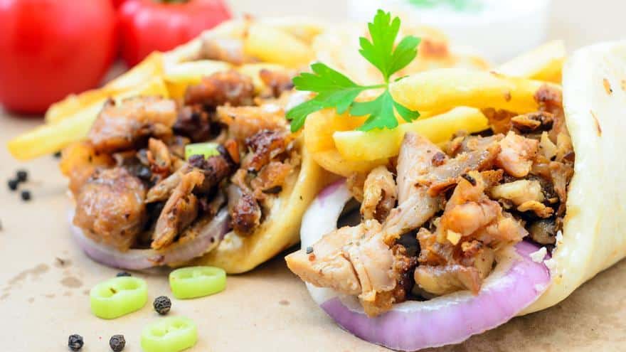 This is the famous singer who invited his fans to a kebab in Ibiza