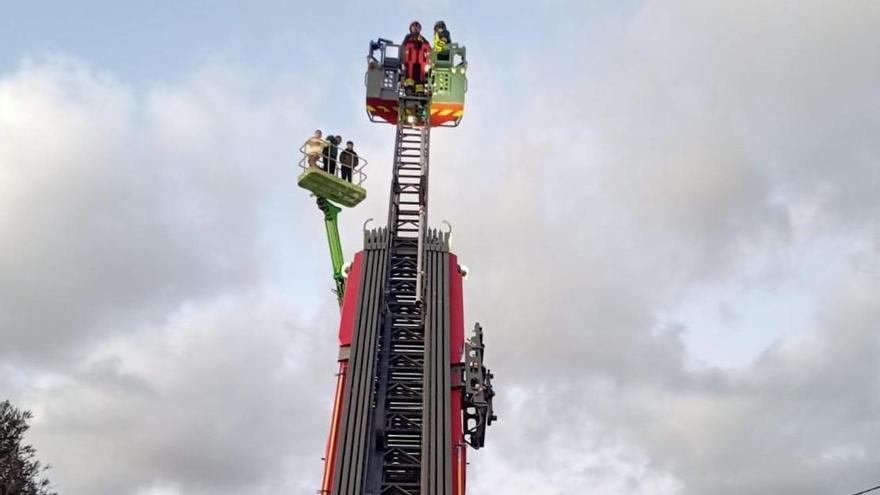 Five people are trapped for more than 4 hours on a platform at a height of 15 meters in Ibiza