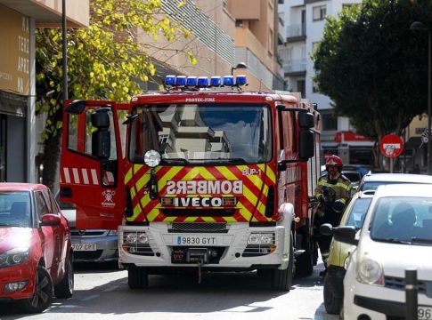 Firefighters enter through a balcony to rescue a 91 year old woman in Ibiza