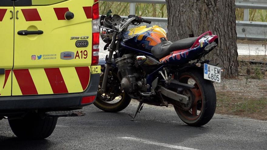 A woman dies in an accident between a motorcycle and a truck on the Sant Josep road
